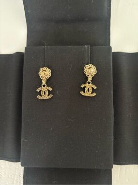 CHANEL Gold-Tone - Iconic Logo Dangle